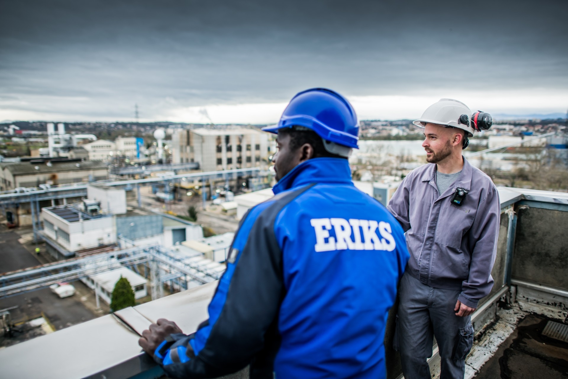 Wartungsleiter und ERIKS Spezialist auf dem Dach mit Blick auf die Chemieanlage