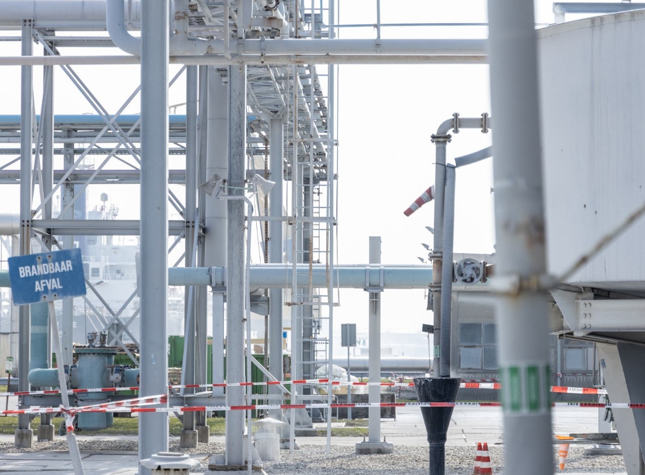 Services für die chemische Industrie Chemische Anlage mit grauen Rohren
