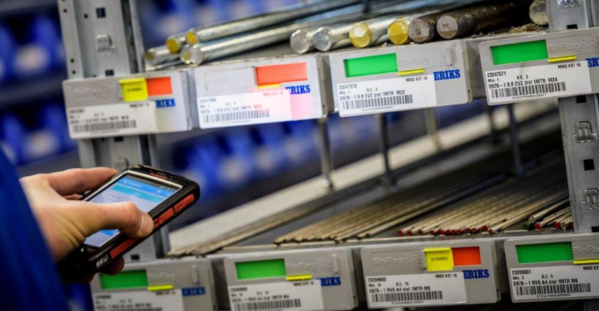 Vendor Managed Inventory (VMI) ERIKS-Mitarbeiter bei der Bestandsverwaltung an einer Chemieanlage eines Kunden