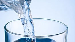 Wasser wird in ein Glas gefüllt