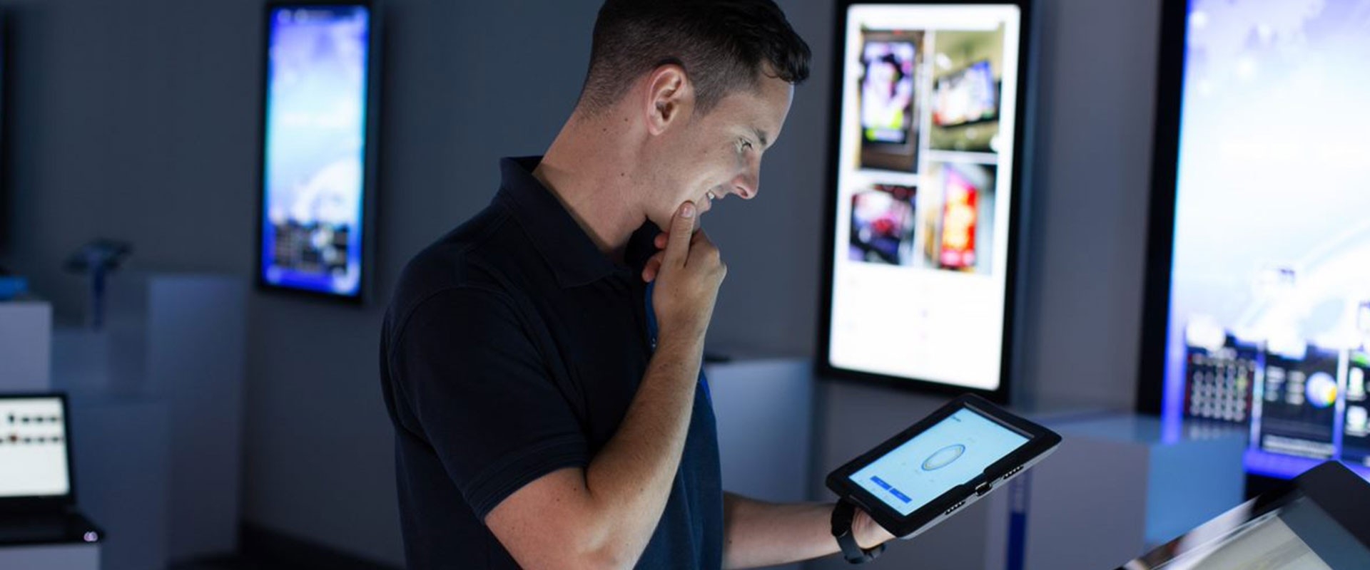 Mann analysiert auf dem iPad Maschinenschwingungen im Dashboard
