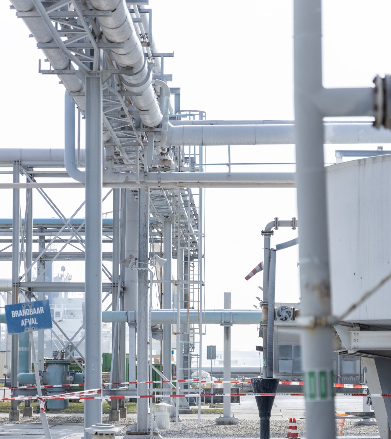 Services pour l'industrie chimique Usine chimique avec des tuyaux gris