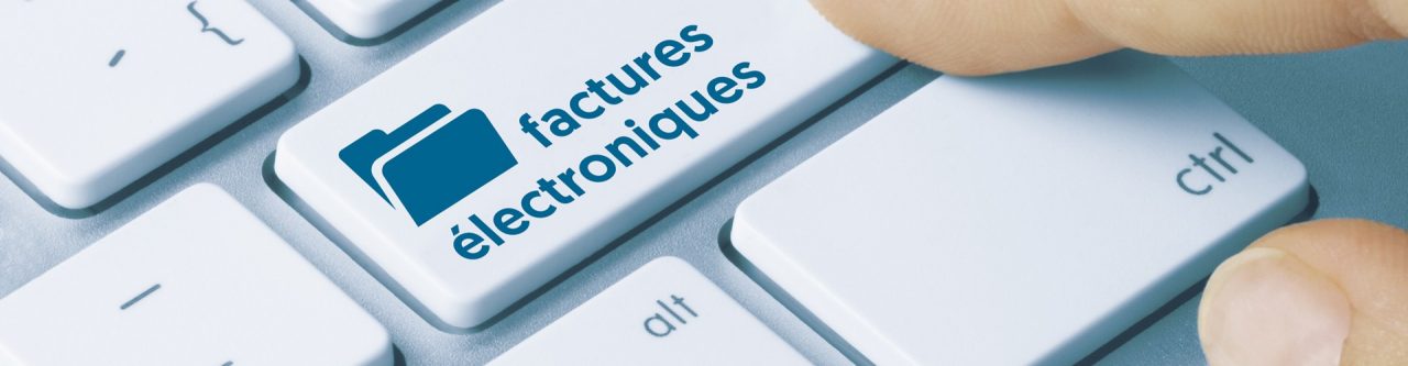 Facture électronique : clavier d'ordinateur avec bouton pour la facture électronique